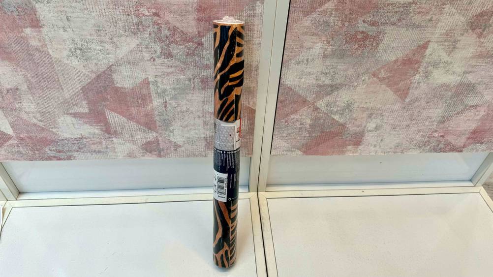Getestet: Eine Möbelfolie lehnt hochkant an einer bunten Wand.