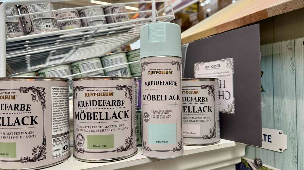 Getestet: Eine Spraydose des Möbellacks steht neben Dosen auf einem Regal.