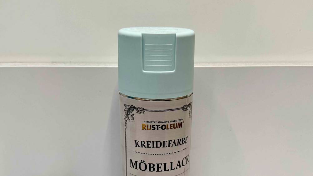Möbellack getestet: Nahaufnahme der Verschlusskappe und des Logos auf der Dose.