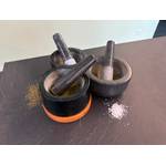 Drei Mörser stehen nebeneinander auf einer Schieferplatte.