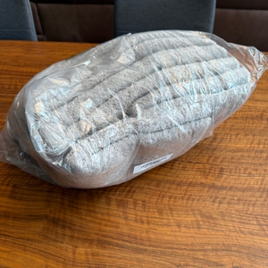 Das Möve-Superwuschel-Handtuch-Set liegt eingepackt auf einem Tisch