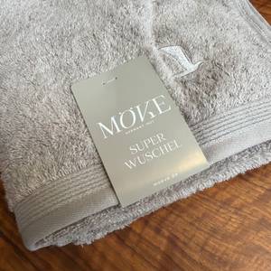 Eine Papplasche als Verpackung am Möve-Superwuschel-Handtuch-Set