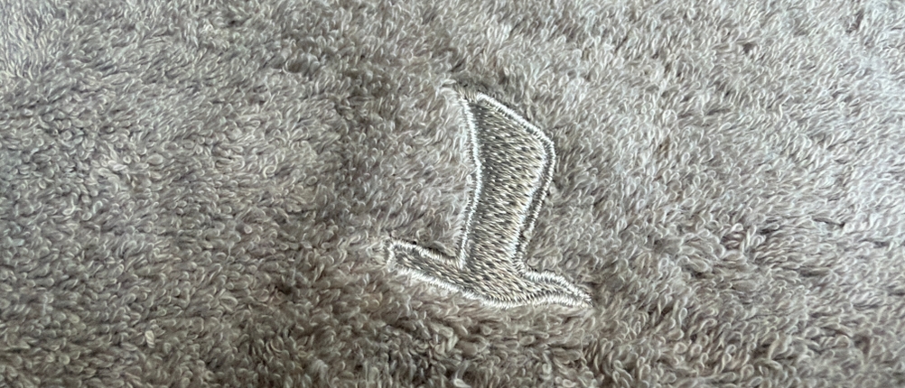 Ein eingesticktes Logo an einem Handtuch aus dem Möve-Superwuschel-Handtuch-Set