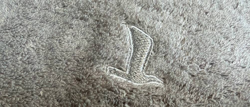 Ein eingesticktes Logo an einem Handtuch aus dem Möve-Superwuschel-Handtuch-Set