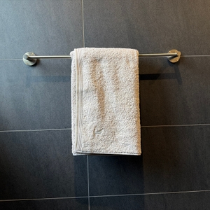 Ein Handtuch aus dem Möve-Superwuschel-Handtuch-Set hängt an einem Handtuchhalter