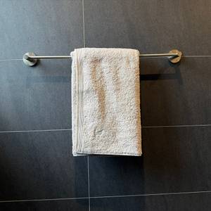 Ein Handtuch aus dem Möve-Superwuschel-Handtuch-Set hängt an einem Handtuchhalter