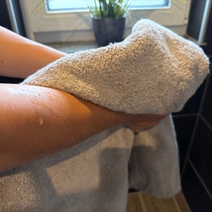 Mit einem Handtuch aus dem Möve-Superwuschel-Handtuch-Set wird ein Arm abgetrocknet