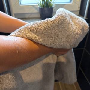 Mit einem Handtuch aus dem Möve-Superwuschel-Handtuch-Set wird ein Arm abgetrocknet