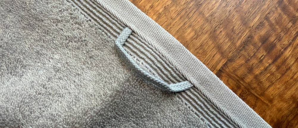 Eine Lasche zum Aufhängen an einem Handtuch aus dem Möve-Superwuschel-Handtuch-Set