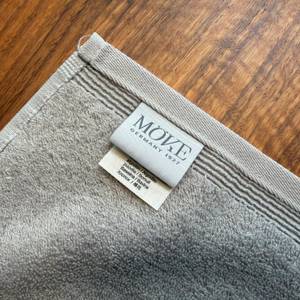 Das Logo an einem Handtuch aus dem Möve-Superwuschel-Handtuch-Set