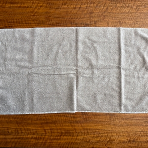 Ein Handtuch aus dem Möve-Superwuschel-Handtuch-Set liegt ausgebreitet auf einem Tisch