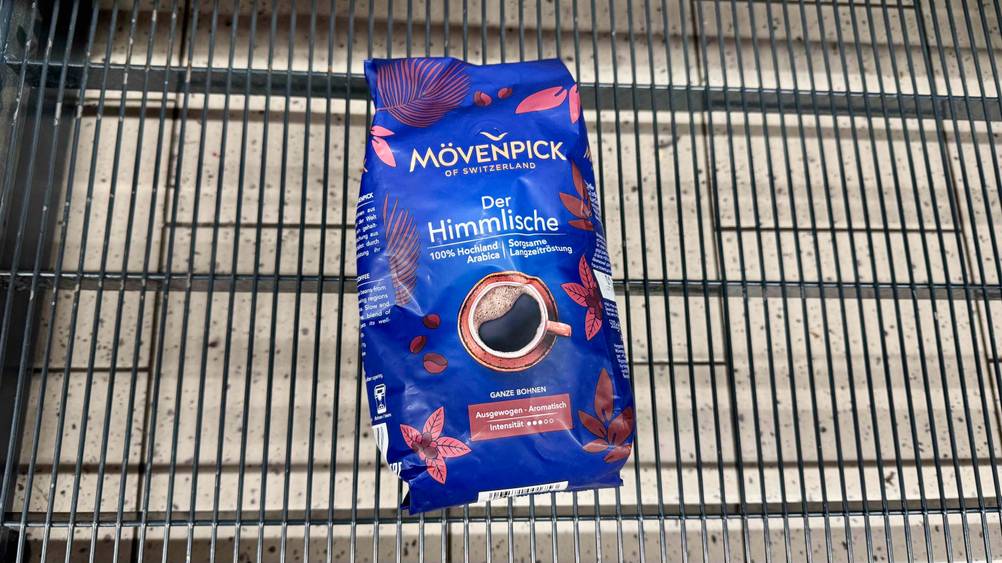 Auf einem Gitter liegt eine Packung des getesteten Mövenpick-Kaffees.