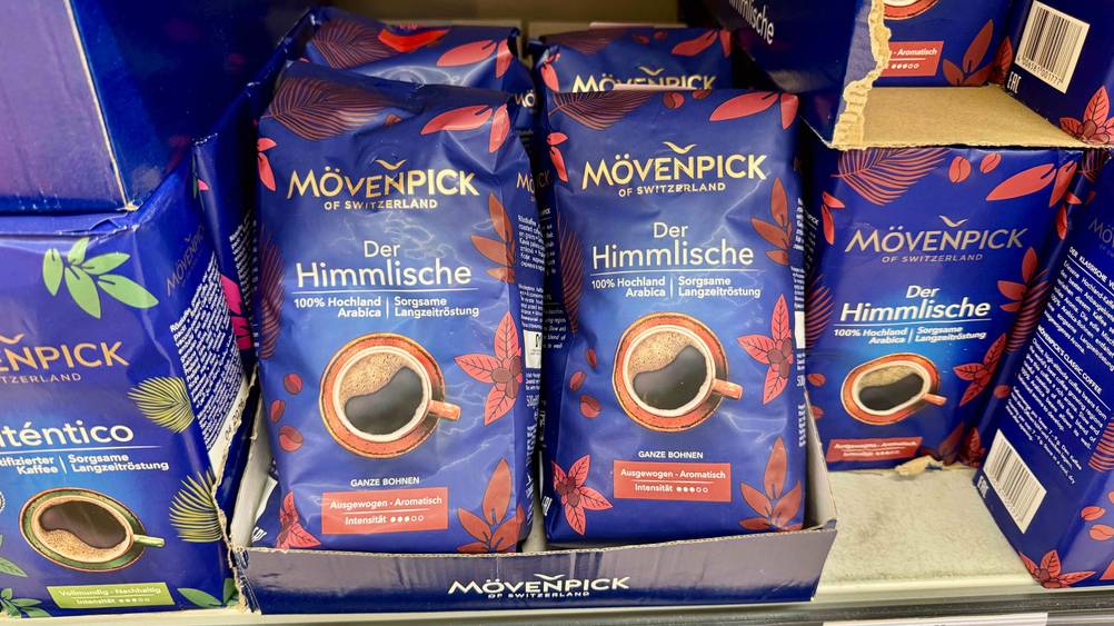 Mehrere Packungen des Mövenpick-Kaffees im Test in einem Verkaufsregal.