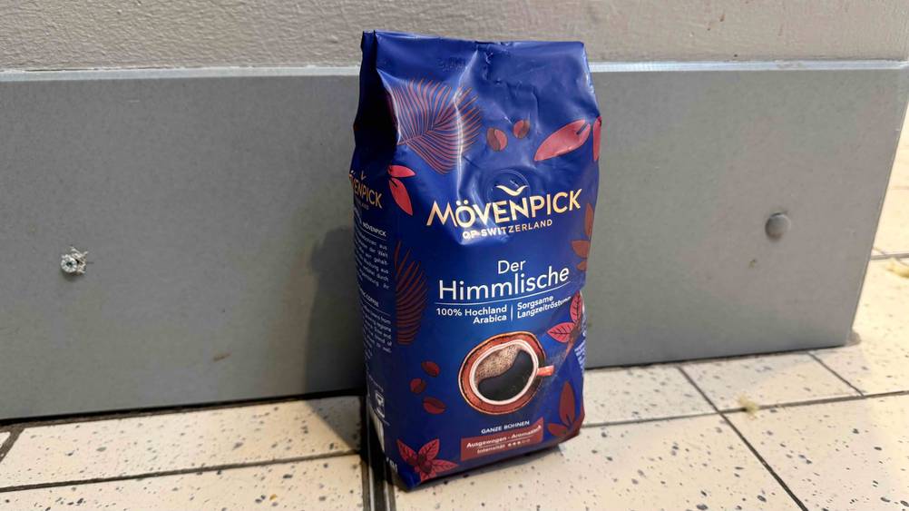 Mövenpick-Kaffee im Test: Eine Packung lehnt an einer grauen Wand.