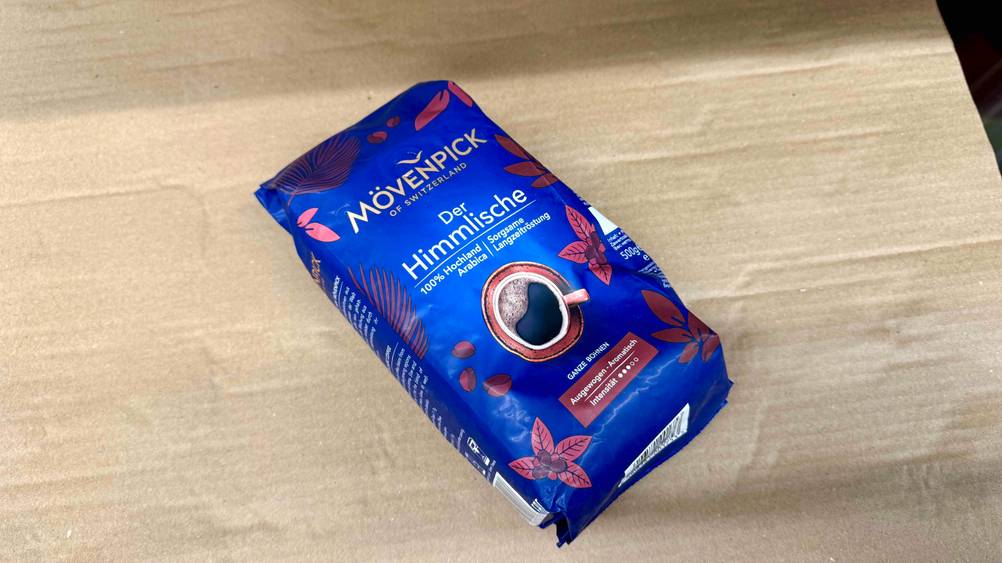 Eine Packung des getesteten Mövenpick-Kaffees auf einem Karton liegend, von oben.