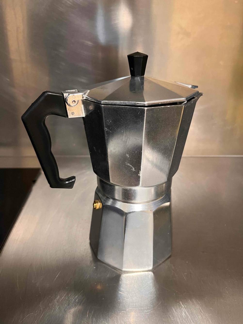 Mokka-Maschine im Test: Kaffeemaschine steht auf silbernen Untergrund.