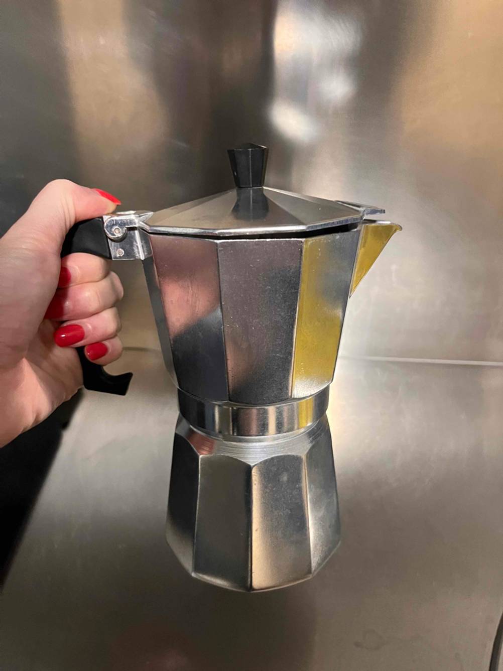 Mokka-Maschine getestet: Kaffeemaschine wird in der Hand gehalten.