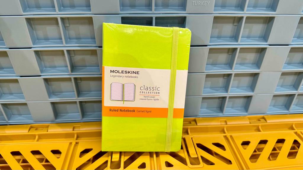 Hardcover-Notizbuch-Test: Auf dem Papiereinleger stehen Informationen zum Hersteller und Produkt.