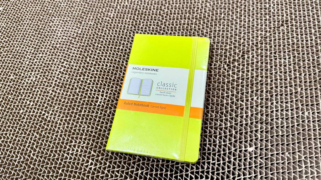 Ein Hardcover-Notizbuch liegt getestet auf Wellenkarton.