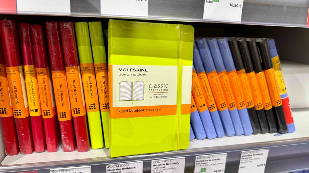 Hardcover-Notizbuch im Test: Ein Buch steht vor mehreren seitlich aufgereihten in einem Regal.