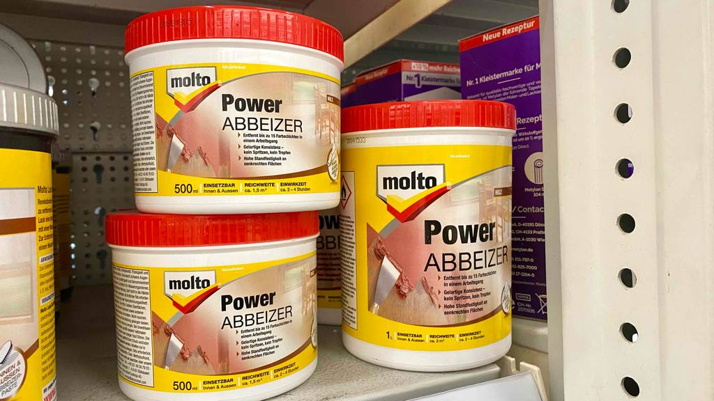 Mehrere Molto Power Abbeizer im Test in unterschiedlich großen Tiegeln befinden sich auf einem Verkaufsregal.