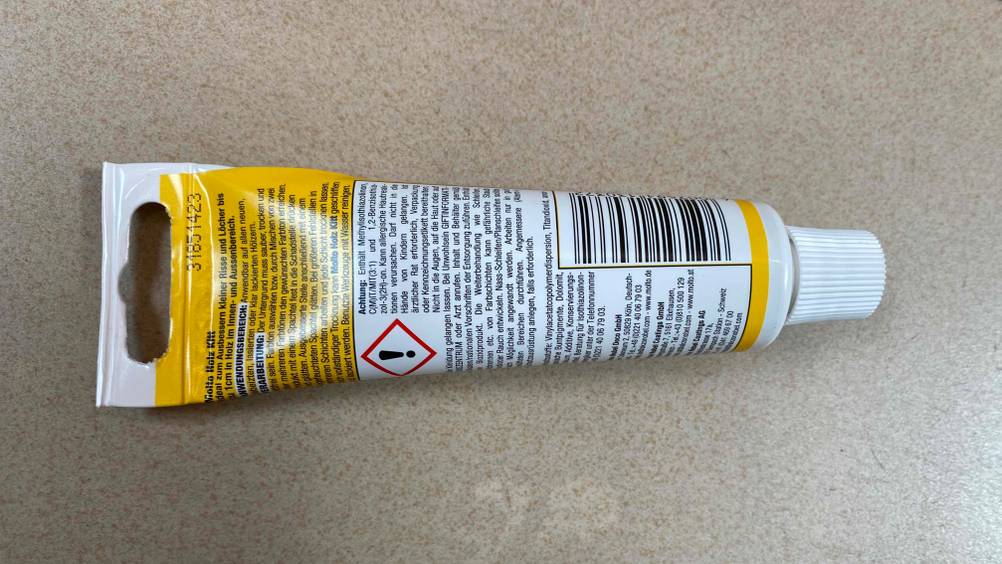 Rückseite einer Tube getesteter Holzkitt von Molto mit Anwendungshinweisen.