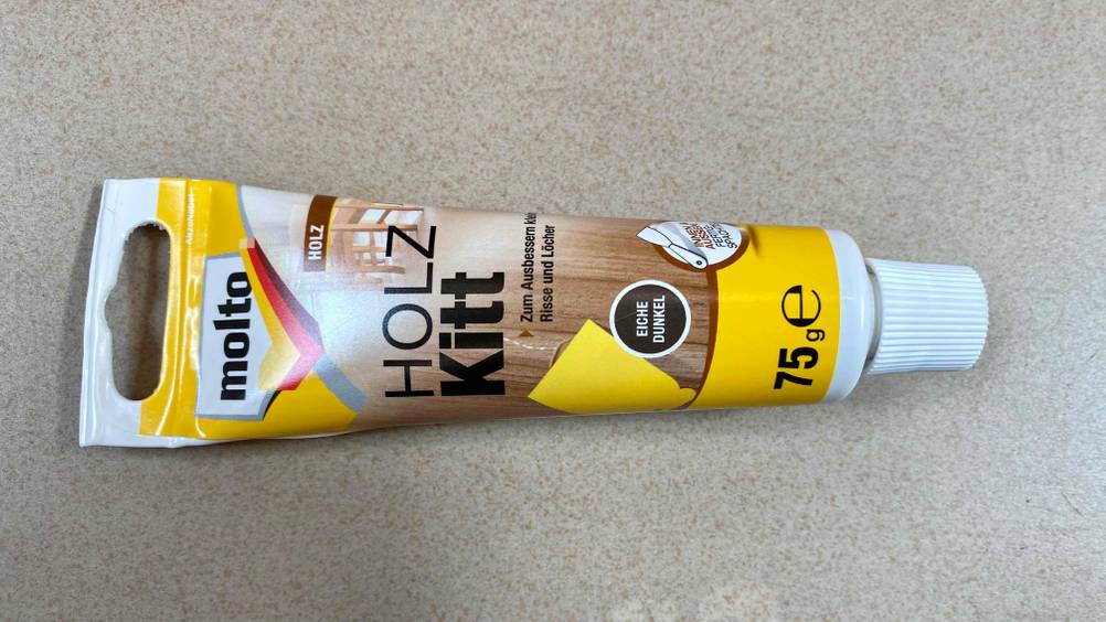 Eine Tube getesteter Holzkitt von Molton.