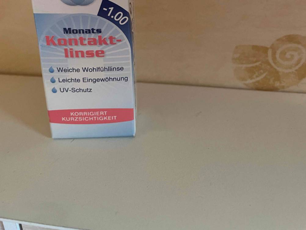 Nahaufnahme der Vorderseite einer Packung der getesteten Monatslinsen mit Informationen.