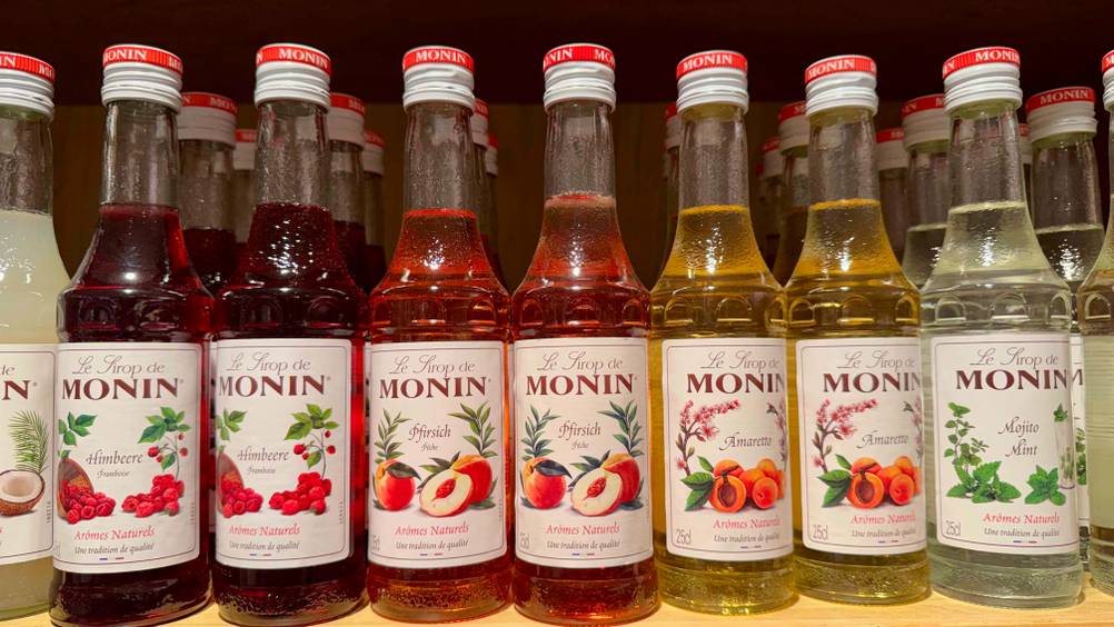 Mehrere Flaschen des getesteten Monin-Sirup in einem Verkaufsregal.