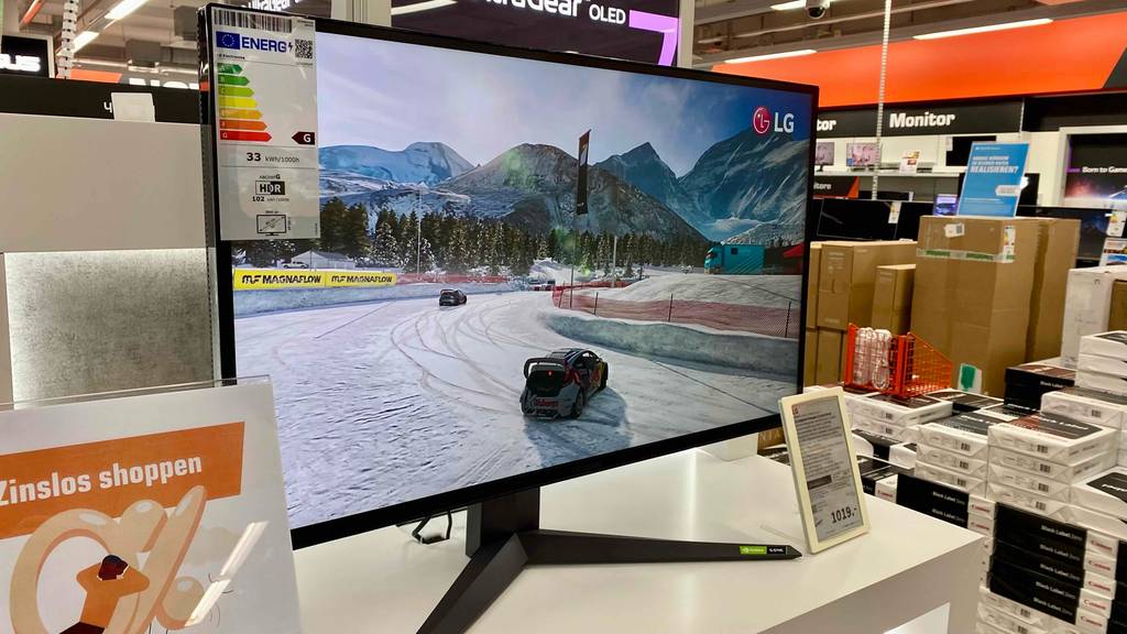 Monitor 32 Zoll 4 k im Test: Monitor mit passendem Fuß.