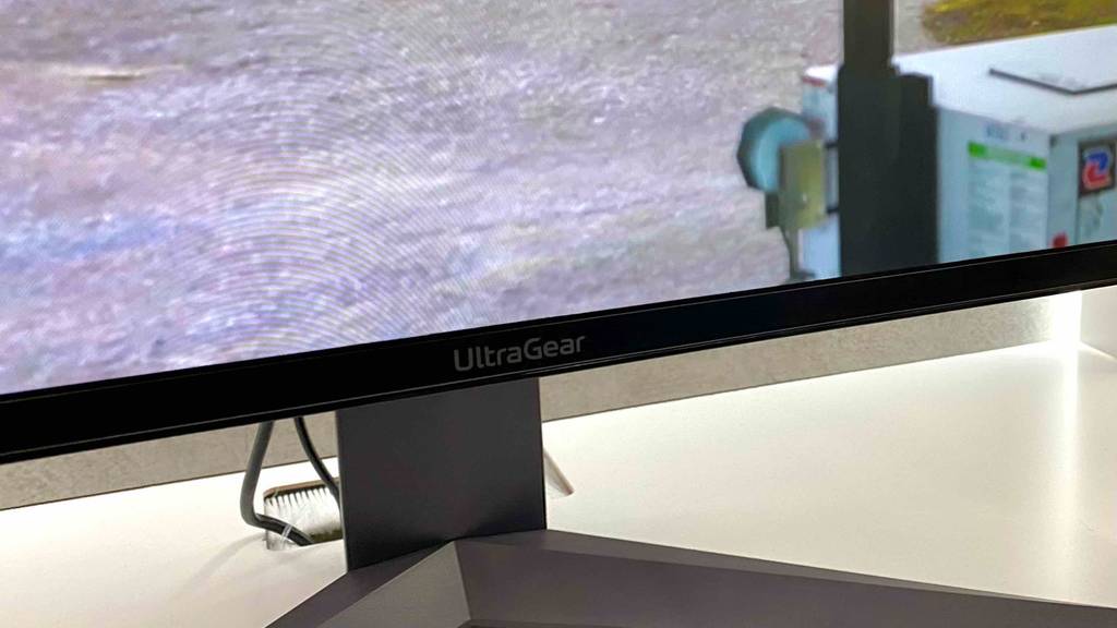 Monitor 32 Zoll 4k getestet: Detailansicht des unteren Bereichs des Monitors.