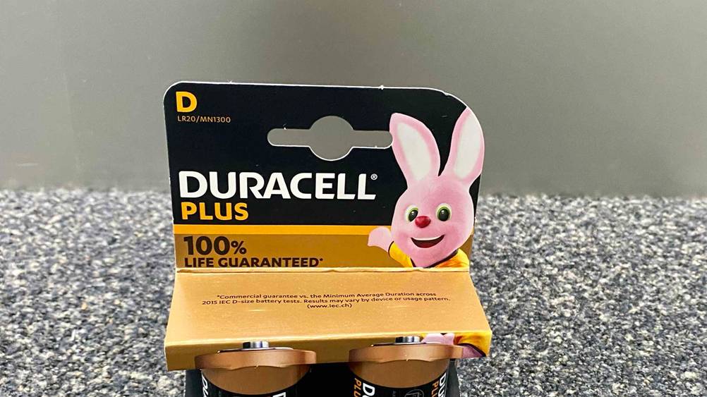 Nahaufnahme der Verpackung mit Informationen der getesteten Mono-D-Akkus.