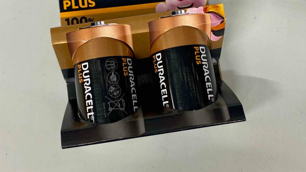 Mono-D-Akku getestet: Nahaufnahme zweier Akkus in ihrer Originalverpackung.