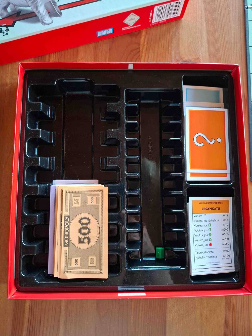 Innenansicht des Spielekartons des getesteten Monopoly auf einem Tisch stehend.