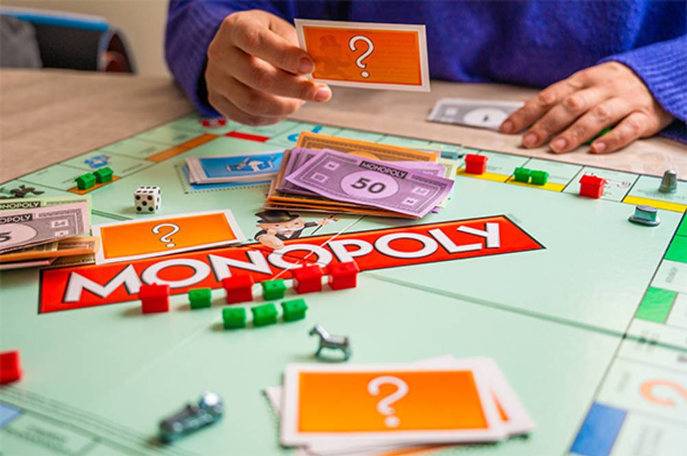 Monopoly im Test: Ein Spielbrett mit einem laufenden Spiel. 