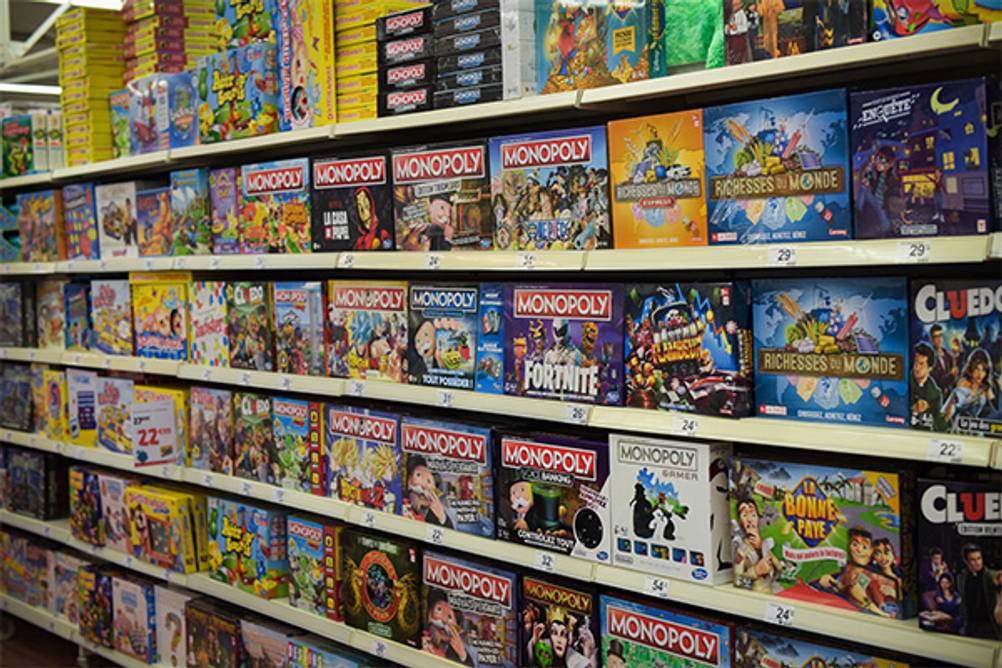Monopoly im Test: Ein Verkaufsregal mit verschiedenen Spielen. Darunter auch zahlreiche Monopoly-Varianten.
