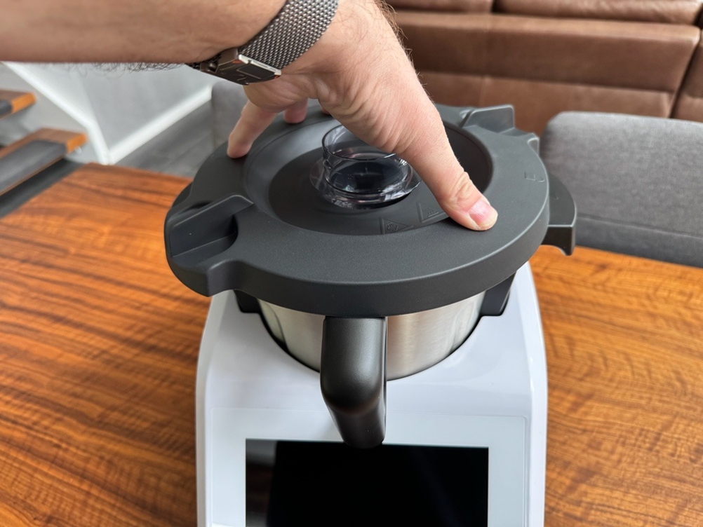 Eine Hand drückt den Deckel auf die Monsieur Cuisine Smart Modell 2022
