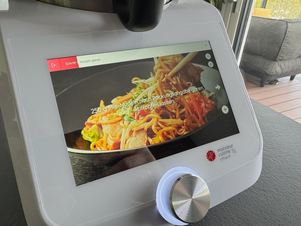 Auf dem Display der Monsieur Cuisine Smart Modell 2022 wird man aufgefordert Nudeln zu garen und Abtropfen zu lassen