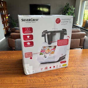Der Karton der Monsieur Cuisine Smart Modell 2022 steht auf einem Tisch