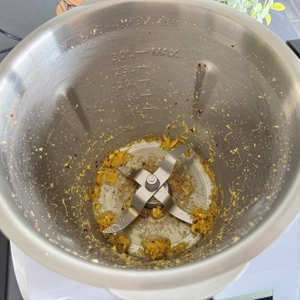 Im Mixtopf der Monsieur Cuisine Smart Modell 2022 befinden sich zerkleinerte Lebensmittel