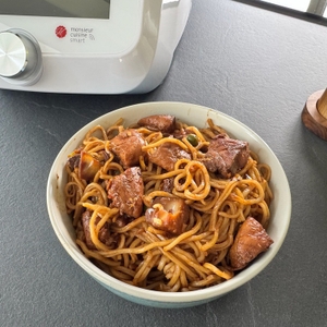 Eine Schale mit einer Mahlzeit aus der Monsieur Cuisine Smart Modell 2022 steht auf einem Tisch