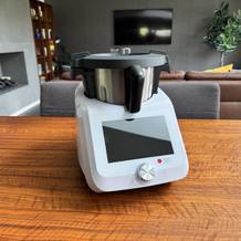 Die Monsieur Cuisine Smart Modell 2022 steht auf einem Tisch