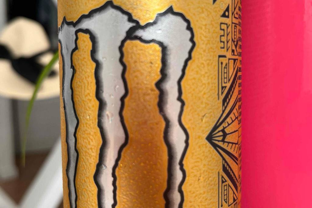 Detailansicht der Vorderseite einer Dose eines getesteten Monster Energy Drinks.