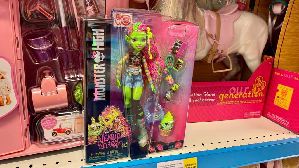 Monster-High-Puppen-Test: Detailansicht einer Puppe durch die transparente Verpackung.