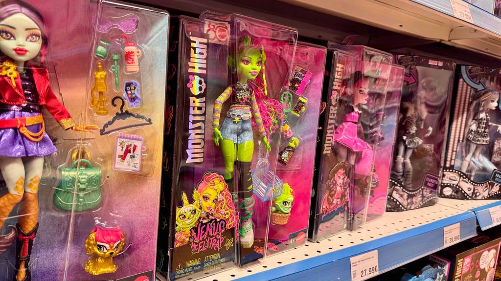 Im Test: Blick von schräg seitlich auf ein Regal voll mit verschiedenen Monster-High-Puppen.