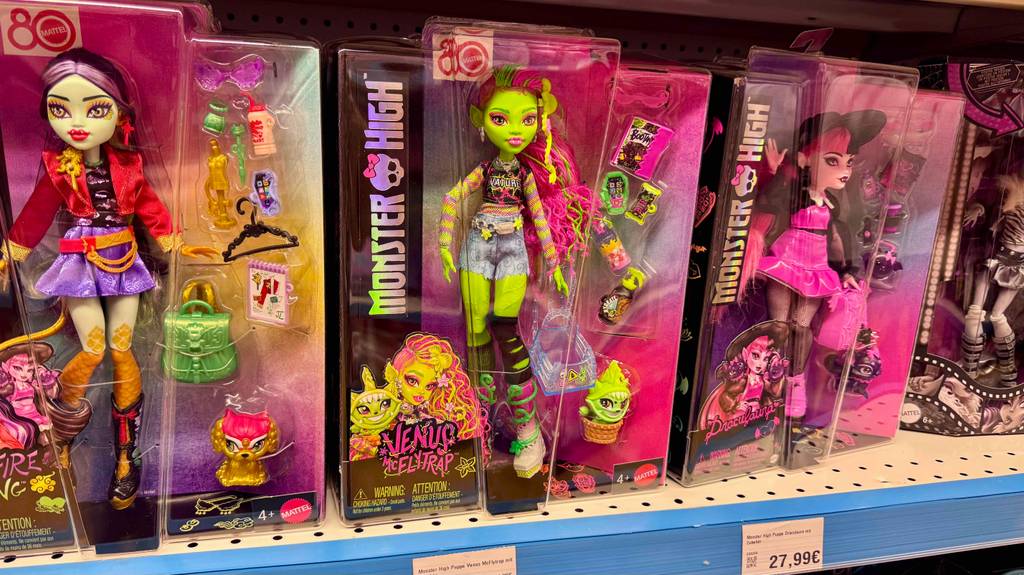 Monster-High-Puppen im Test: Mehrere unterschiedliche Varianten stehen neben- und hintereinander in einem Regal.
