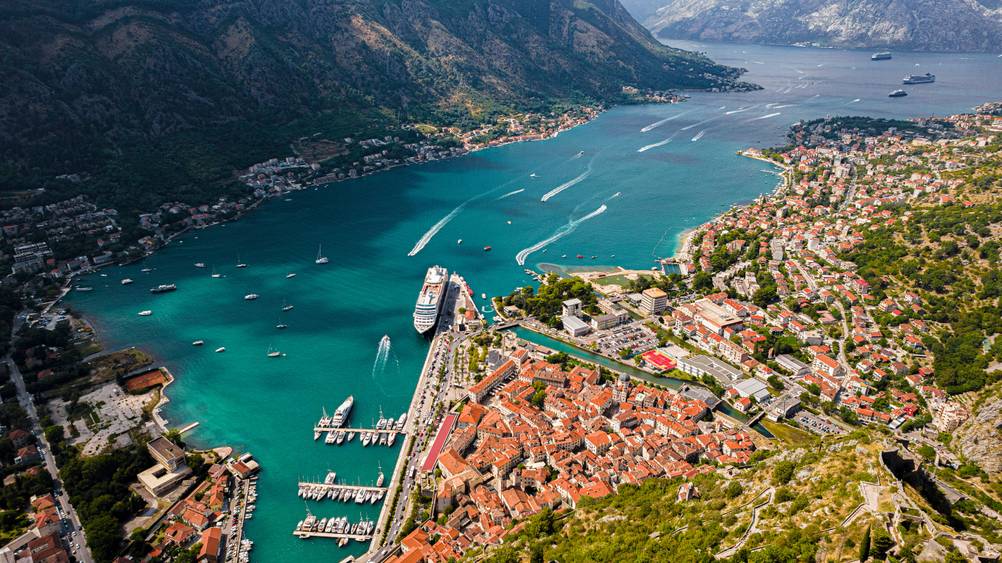 Die montenegrische Stadt Kotor von oben brachtet.
