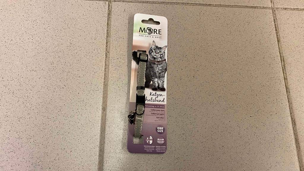 Im Test: Ein More-Katzenhalsband liegt auf Fliesen.
