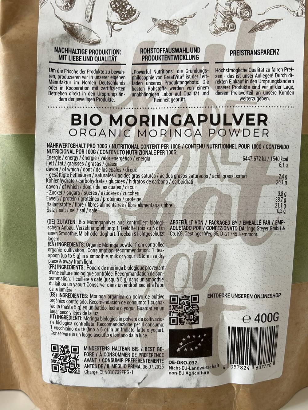 Nahaufnahme des Labels mit Informationen auf der Vorderseite einer Packung des getesteten Moringa-Pulvers.