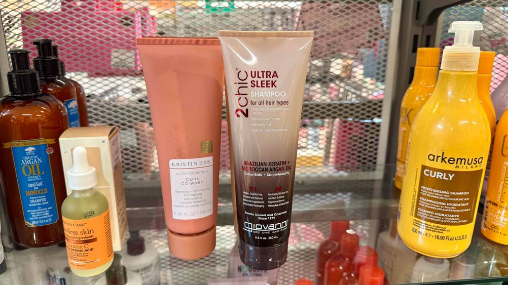 In einem Verkaufsregal steht eine Tube des Moroccanoil-Shampoo im Test neben anderen Produkten im Test.